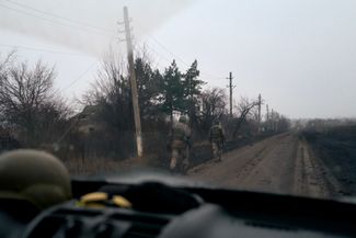 Солдаты украинский армии на обочине дороги, ведущей в Авдеевку
