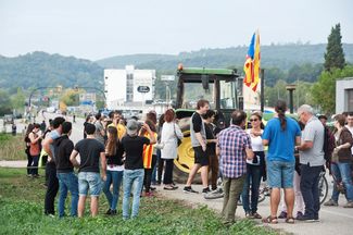 Протестующие на трассе NII, перекрытой из-за всеобщей забастовки в Каталонии. Массовые акции на дорогах спровоцировали многокилометровые пробки