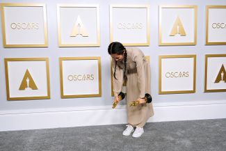 Хлоя Чжао («Земля кочевников») с двумя «Оскарами» — за режиссуру и лучший фильм