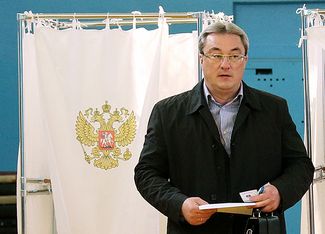 Врио главы республики Коми Вячеслав Гайзер во время голосования на избирательном участке. Сыктывкар, 14 сентября 2014-го