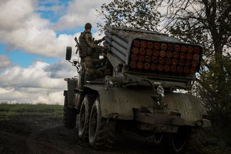 Украинские военные на реактивной системе залпового огня «Град» на позиции рядом с линией фронта в Донецкой области