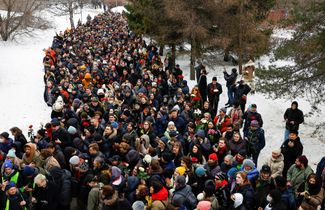A crowd heading toward Borisovskoye Cemetery. In the morning, photos appeared that said the cemetery would be closed to visitors. Cemetery workers said this information was incorrect, and that it would be open from 9:00 a.m. to 5:00 p.m.