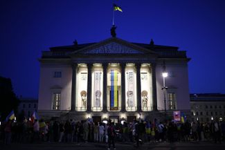Митинг против Нетребко у Баварской оперы