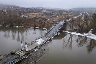 Взорванный мост через реку Северский Донец в селе Богородичное в Славянском районе Донецкой области, 27 февраля 2023 года
