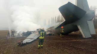 Место крушения украинского военного самолета в Киевской области. По официальным данным, в результате крушения погибли пять человек 