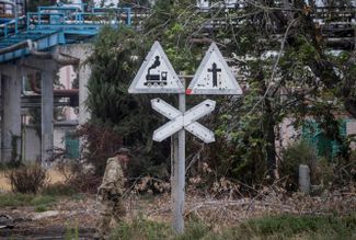 Поврежденный осколками железнодорожный знак на территории химкомбината «Азот» в Северодонецке. За этот крупный промышленный узел на севере Донбасса шли ожесточенные бои, пока украинские силы не отступили в конце июня