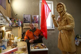 Voronezh-based woodcarver Alexander Ivchenko works on his monument to “Granny Anya,” April 23, 2022
