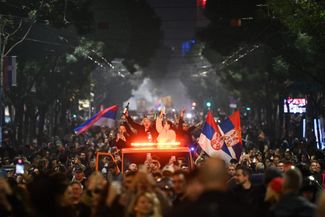 Сторонники «Студенческого списка» празднуют победу движения на парламентских выборах в Сербии, Белград, 25 октября 2026 года