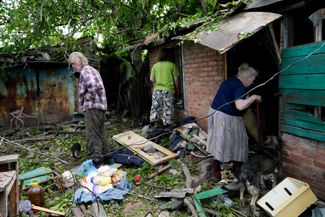 Жители Дружковки вытаскивают имущество из своего поврежденного дома, 5 июня 2022 года