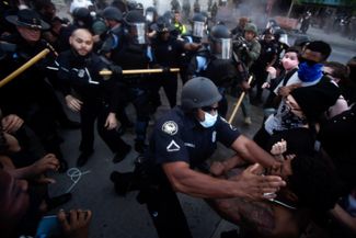Столкновения полицейских с демонстрантами возле здания CNN. Атланта, 29 мая 2020 года