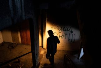 Житель Харькова Виктор Шевченко показывает свой дом, пострадавший в ходе войны. Надпись на стене: «Зайдешь — убьют!!!»