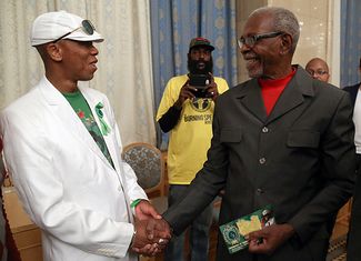 Омали Йешитела (справа) — основатель международной организации по защите прав чернокожих «Ухуру». Москва, 20 сентября 2015 года