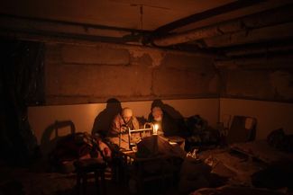 Женщины в подвале, используемом как бомбоубежище. Ирпень, 13 марта 2022 года