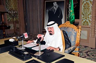 Король Саудовской Аравии Абдалла обращается к нации из своего кабинета в королевском дворце в Эр-Рияде, 18 марта 2011 года.