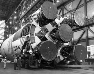 Подготовка двигателей F-1 ракеты-носителя «Сатурн-5». Февраль 1969 года