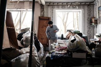 Женщина прибирается в своей квартире в Краматорске после ракетного удара, нанесенного российскими войсками по центру города в ночь на 5 мая