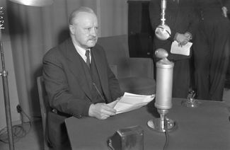 Министр иностранных дел Финляндии Вяйно Таннер зачитывает условия мирного договора c CCCР по финскому радио. Март 1940 года