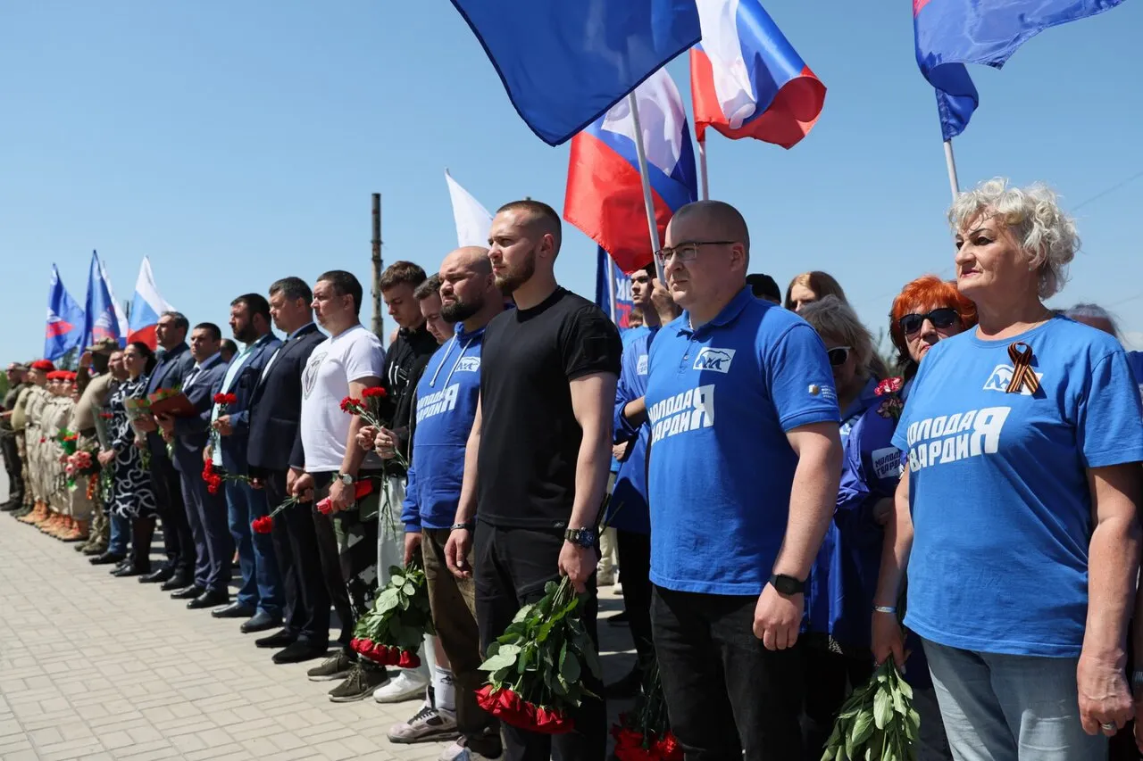 Все бомбили, все горело. Города уже нет». В Волчанске — массовая эвакуация.  Тем временем в Мариуполе — митинг в честь «второй годовщины освобождения»  Восемьсот семнадцатый день войны. Фотографии — Meduza