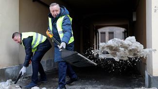 Александр Беглов убирает снег на одной из улиц Петербурга