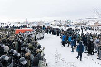 Riot policemen disperse protesters in the town of Baymak, Bashkortostan, after Fayil Alsynov’s sentencing. January 17, 2024.