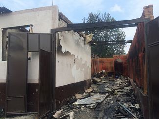 Сгоревший дом на окраине Грозного
