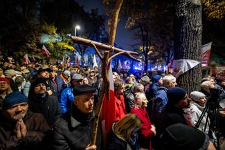 Участники акции протеста у здания трибунала