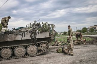 Раненые украинские военнослужащие неподалеку от линии фронта в Донбассе