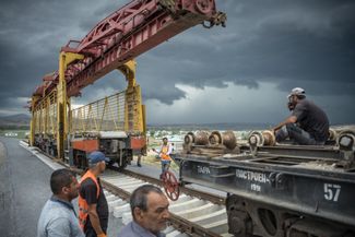 Строительство железнодорожного участка, который будет подведен к дороге Решт — Астара, в Азербайджане, 14 июня 2023 года