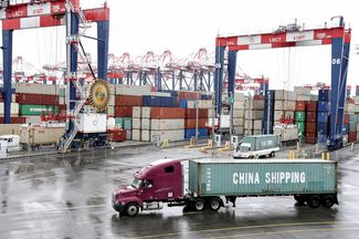 Китайские контейнеры в калифорнийском порту, 22 марта 2018 года