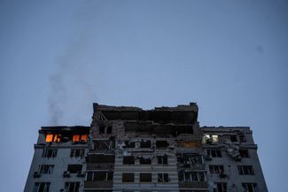 Одна из киевских многоэтажек, поврежденных обломками дрона