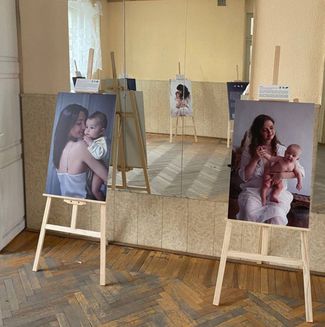 Фотовыставка фонда «Женщины за жизнь» под названием «Русские мадонны» с фотографиями российских женщин, а также «девочек с новых территорий и родивших в России». Фотография сделана на выставке в Вологде, но предполагается, что работы будут показывать в разных городах