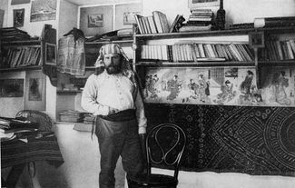 Максимилиан Волошин в своем доме в Коктебеле