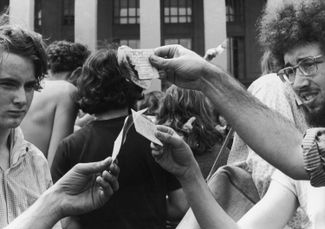 Антивоенные активисты сжигают свои военные билеты на ступенях Пентагона. 1972 год