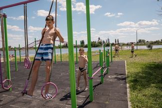 Дети играют на спортивной площадке на берегу озера в Славянске, 22 июня 2024 года