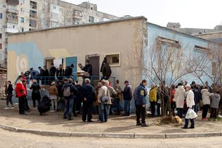 Раздача гуманитарной помощи в городе Рубежное Луганской области. 