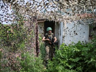 Украинский военнослужащий на передовой недалеко от Бахмута — российские войска продолжают атаковать это направление, но город находится под контролем Украины