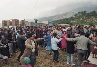 Национальный праздник урожая «Дервиза» в татарском поселке близ Кореиза. Крым, 21 ноября 1990 года