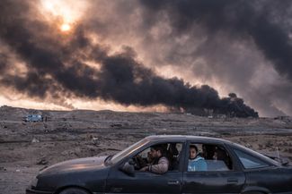 Категория «Новостная фотография», второе место в номинации «Фотоистория». Иракская семья покидает Мосул
