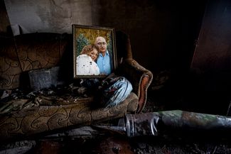 Сгоревшая мебель и уцелевший портрет близких Людмилы — практически все, что осталось от квартиры пенсионерки