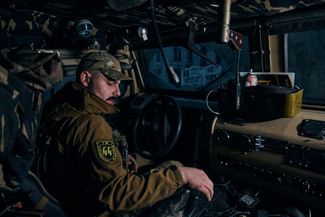 Украинский военный едет на захваченном российском бронемобиле «Тигр» в селе Терны в Лиманском районе Донецкой области Украины. 21 ноября 2022 года