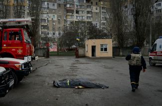 Ракетный удар по базе спасателей в Херсоне российские войска нанесли второй раз за два дня, сообщил замглавы офиса президента Украины Кирилл Тимошенко