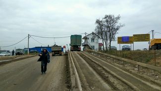 Въезд на Алексинский полигон, где дежурят активисты