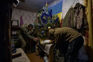 Украинские военные украшают елку лентой от гранатомета МК-19 на позициях под Авдеевкой