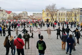 Участники акции в Оренбурге водят хоровод. На улицы города, по оценкам местных СМИ, вышли около 200 человек.