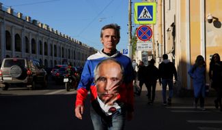 Мужчина в одежде с лицом Путина в Санкт-Петербурге. 21 мая 2022 года
