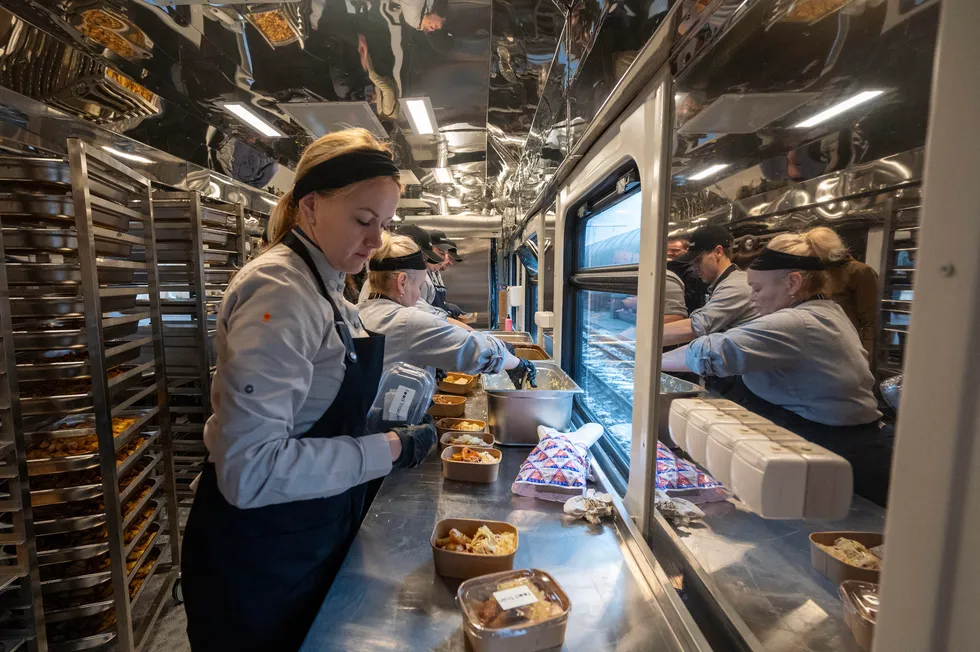 Приготовление еды в одном из шести вагонов поезда