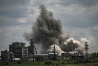 Последствия артиллерийского обстрела Соледара Донецкой области