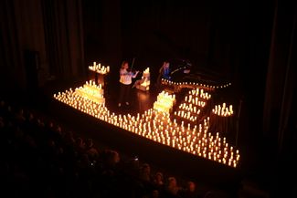Скрипачка Катерина Бойчук и пианистка Елена Жукова дают концерт при свечах на сцене Дома архитектора в Киеве