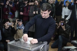 Владимир Зеленский во время голосования на выборах президента Украины, 31 марта 2019 года