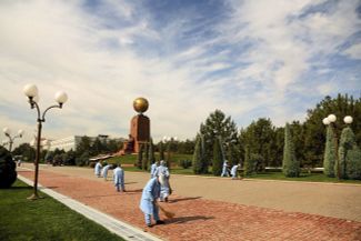Дворники на площади Независимости в Ташкенте, 29 августа 2016 года